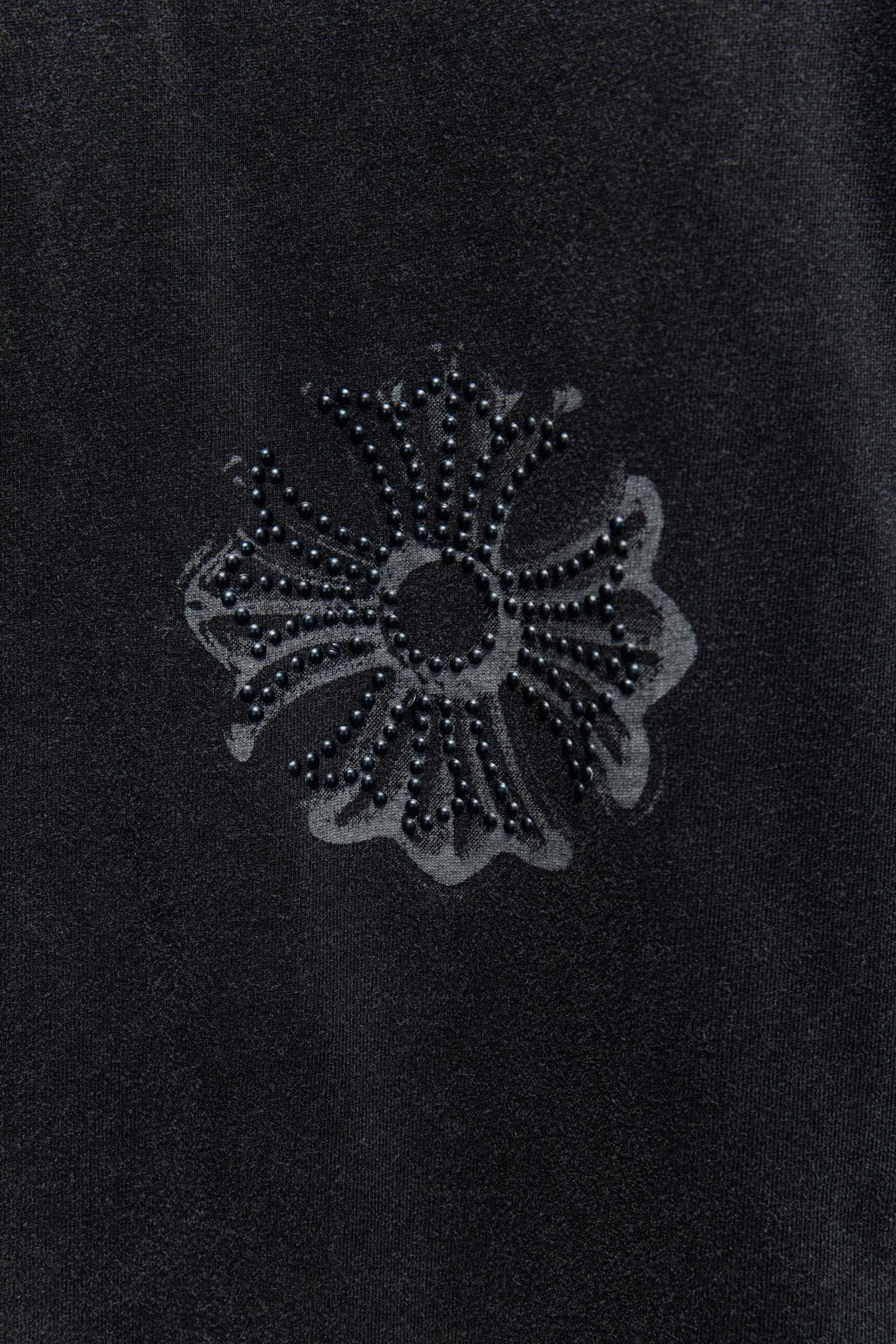 🅿️200 Style number: 7239# 🆕Chrome hearts 25ss os version is really charming. Chrome hearts are really unique. Every season’s new version is the best. It is very practical and can be worn casually. Nice✔️ - ⚠️100% cotton. Made of 32-count double yarn and 260-gram weight fabric. Made of imported knitting needle carded cotton, the thickness is moderate, drapey and contoured, making the upper body comfortable! ! It is very tolerant to fat body types and can instantly lose five pounds after wearing it!  Specially ordered many Austrian hot diamonds, which have the bling bling effect of natural crystals under the light, with multi-faceted reflective points, and the production cost is extremely high. The laser molding includes a computer engraving machine and a laser machine, which are accurate in granular units. Finally, it is hot and set at high temperature. After the hot stamping, the firmness needs to be tested repeatedly on the hot stamping. It can show colorful reflections under the light. The collar webbing extends to the shoulders for reinforcement, and the stitching at the joints. The hem and cuffs are all made with 0.2mm gauge double-thread turning. It is carefully produced at a high cost. The attitude of making goods with a magnifying glass restores the quality and effect of the product. The full set of customized accessories only presents every detail to the customer. Printing with film printing, 50,000 positioning, which is very time-consuming. The addition of handmade elements to the body greatly increases the interest of the clothing; unique visual effects. After special treatment, a unique effect is formed. An irregular hem is added to the version. This year's Kroxin is the main version. In the past two years, the oversize version has become the focus of the trend and has been a popular staple in the past two years. The change of designers has made this brand an instant hit. The progressive fashion of the times also needs the blood impact of fresh elements and trendy designs in order to continue its glory! It’s stylish both inside and outside, a must-have for high street travel! An absolute "eye-catching style" that can match couples 💏 Color: washed black white Size: S M L XL